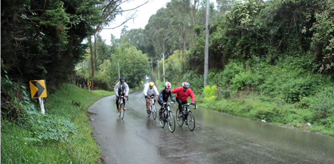 Personas que salieron a montar bicicleta bajo la lluvia